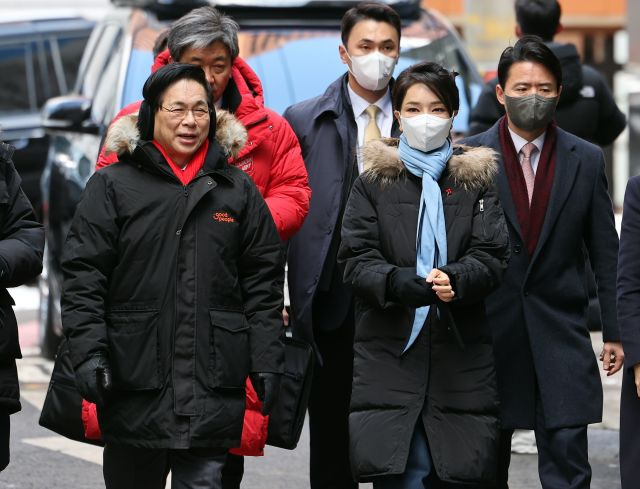 김건희 여사가 22일 서울 중구 남대문 쪽방촌에서 열린 '이웃과 함께하는 2022 찾아가는 성탄절, 희망박스 나눔행사'에 참여해 굿피플 이사장인 이영훈 여의도순복음교회 목사와 함께 이동하고 있다. 대통령실 제공