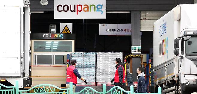 서울 시내 한 쿠팡물류시설에서 작업자들이 분주히 움직이며 작업을 하고 있다.  <김호영 기자>