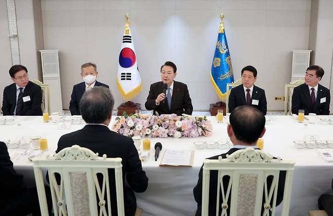 [서울=뉴시스] 윤석열 대통령이 22일 서울 용산 대통령실 청사에서 열린 시도의회의장협의회 임원진 오찬 간담회에서 발언을 하고 있다. (사진=대통령실 제공) 2022.12.22. *재판매 및 DB 금지