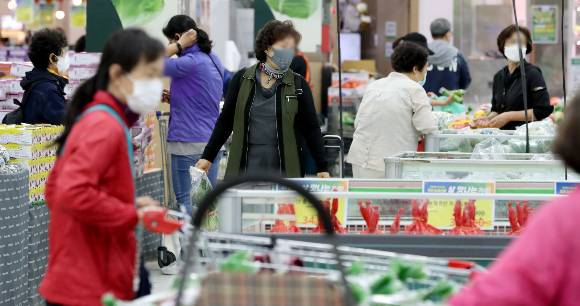 11월 지난달 생산자물가가 3개월 만에 하락 전환했다. 사진은 도봉구 하나로마트 창동점을 찾은 시민들이 농산물을 구매하는 모습./사진=뉴스1
