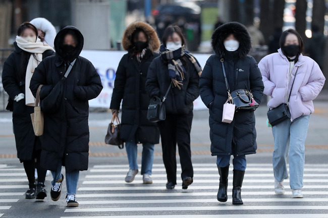 22일 오전 서울 종로구 세종대로사거리 인근에서 시민들이 두터운 옷을 입고 이동하고 있다. 뉴시스