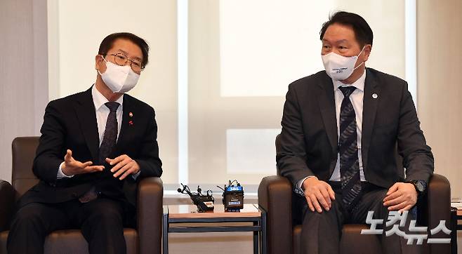 이정식 고용노동부 장관(왼쪽)이 지난 21일 오후 서울 중구 대한상공회의소를 방문해 최태원 대한상의 회장과 면담을 갖고 있다. 황진환 기자