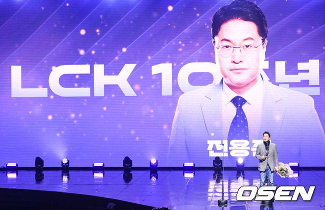 [OSEN=광명,박준형 기자] 22일 오후 광명시 AK플라자 내 IVEX 스튜디오에서 2022 LCK 어워드가 진행됐다.LCK 10주년 공로상을 수상한 전용준 캐스터가 포즈를 취하고 있다. 2022.12.22 / soul1014@osen.co.kr