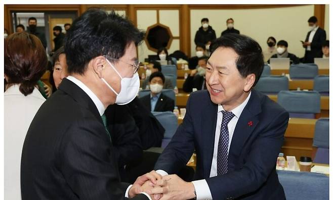 국민의힘 김기현 의원(맨 앞줄 오른쪽)과 장제원 의원(〃 〃 왼쪽)이 21일 오전 서울 여의도 국회 의원회관에서 열린 국민의힘 '국민공감' 2차 공부 모임에서 악수하고 있다. 연합뉴스