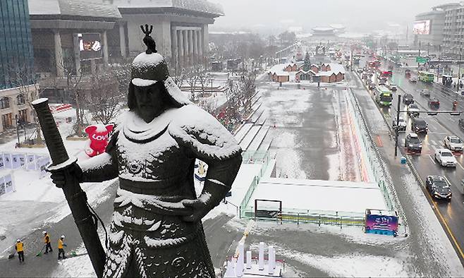 눈이 내린 21일 서울 종로구 광화문광장 이순신 장군 동상에 눈이 쌓여 있다. 뉴시스