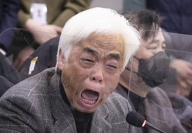 이종철 10.29 이태원 참사 유가족협의회 대표가 20일 오후 국회 의원회관 제9간담회실에서 열린 이태원 참사 유가족협의회 간담회에서 오열하며 발언하고 있다. 연합뉴스