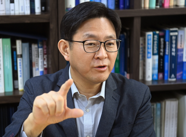 유승훈 서울과학기술대 교수는 “독일이 탈원전을 선언한 것은 유럽 대륙 간 전력망이 연결돼 유사시 전기를 수입할 수 있었기 때문”이라며 “신재생 확대는 가야 할 방향이 분명하지만 에너지 고립 섬인 우리나라가 유럽처럼 앞서 나가다가는 에너지 안보 위기를 초래할 수 있다”고 말했다. 성형주 기자