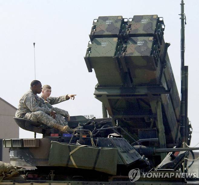 오산 기지내 패트리엇 미사일 포대 앞을 지나는 미군 병사들 [AFP 연합뉴스자료사진. 재판매 및 DB 금지]