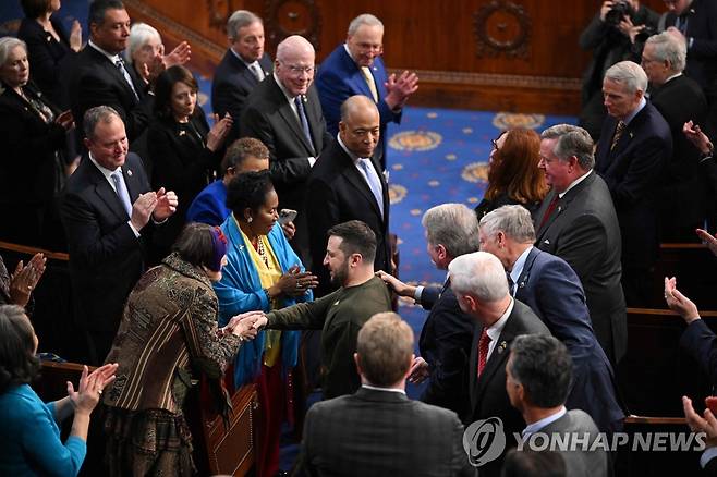 젤렌스키 우크라 대통령 美의회 연설 (워싱턴 AFP=연합뉴스) 미국을 방문한 볼로디미르 젤레스키 우크라이나 대통령이 21일(현지시간) 미 의회에 입장하자 미 상·하원 의원들이 일어나 박수로 환영하고 있다. 2022.12.21