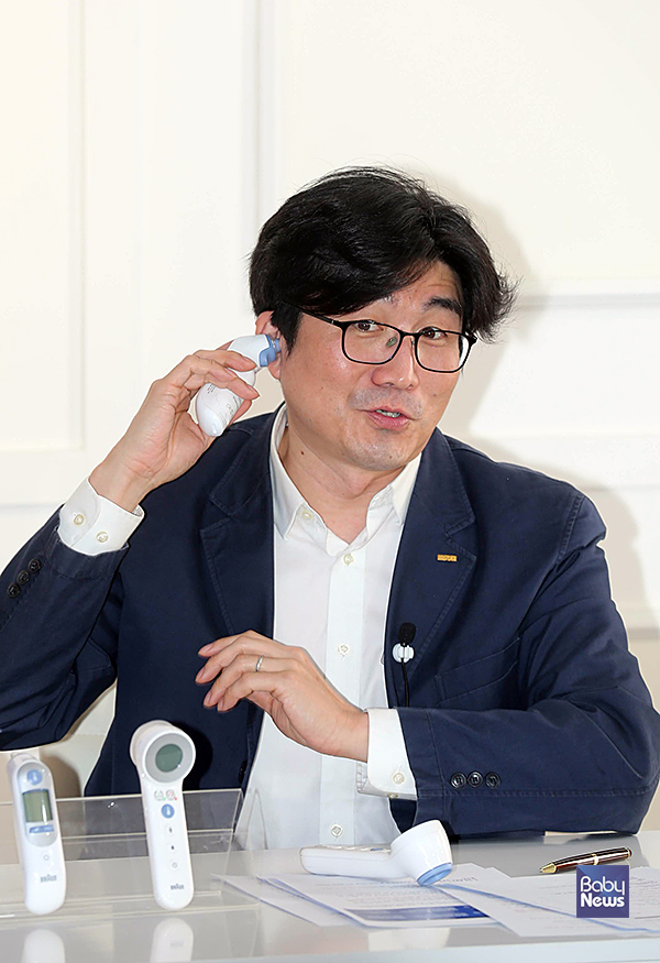 정확한 귀 체온 측정법을 시연하는 유병욱 교수. 소장섭 기자 ⓒ베이비뉴스