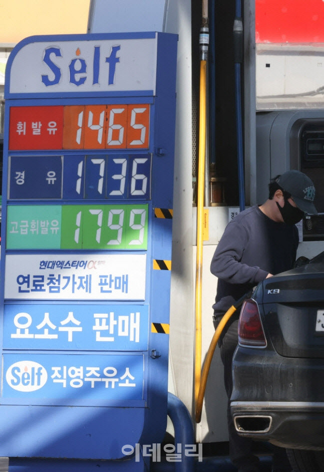 지난 18일 서울 시내 한 주유소에서 고객이 주유를 하고 있다.(사진=연합뉴스)