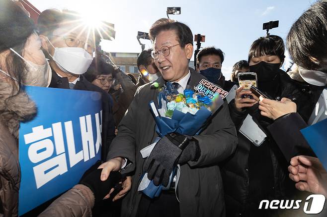 이재명 더불어민주당 대표가 22일 오전 경북 안동시 옥야동 안동중앙신시장에서 지지자들과 인사를 하고 있다. 2022.12.22/뉴스1 ⓒ News1 이재명 기자