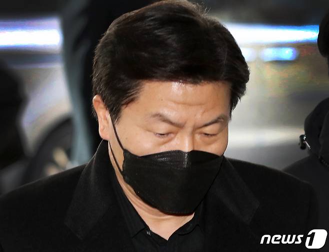 이태원 참사로 구속영장이 청구된 이임재 전 용산경찰서장이 23일 오전 서울 마포구 서울서부지방법원에서 열리는 영장실질심사에 출석하고 있다.  2022.12.23/뉴스1 ⓒ News1 구윤성 기자