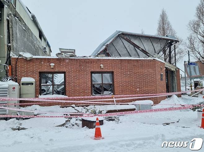 23일 오전 전북 군산시 장미동의 한 대형 카페 지붕이 무너졌다. 이날 군산은 오전 6시 기준 28.4㎝의 눈이 내렸다.(독자 제공)2022.12.23/뉴스1