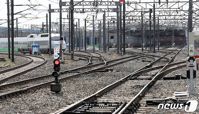 16일 오후 경기도 고양시 수도권철도차량정비단으로 점검을 받기위해 KTX열차가 들어서고 있다. 2019.4.16/뉴스1 ⓒ News1 박세연 기자