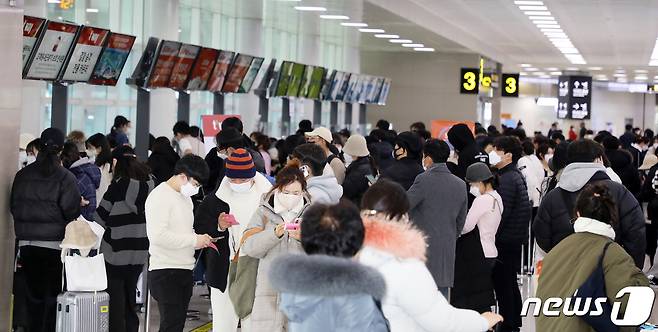 23일 오후 제주국제공항 3층 출발 대합실에 있는 항공사별 체크인 카운터 앞이 항공권을 잡으려는 이용객들로 북적이고 있다.2022.12.23/뉴스1 ⓒ News1 오미란 기자