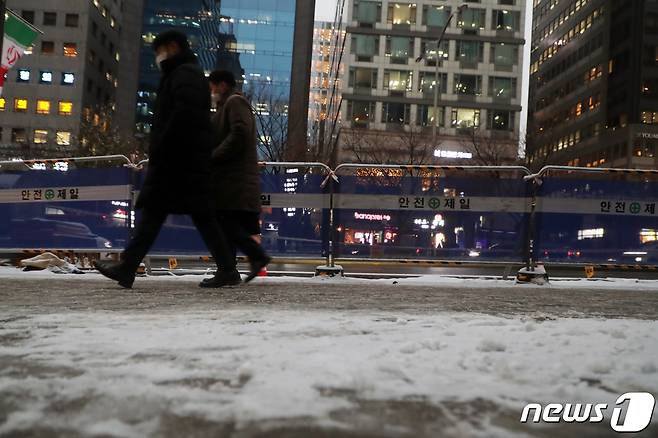 23일 연이은 폭설과 영하권 강추위로 인해 충북지역 곳곳에 사고가 끊이지 않고 있다. 눈은 24일 새벽까지 이어질 것으로 예상돼 교통·보행 안전에 유의해야겠다. (사진은 기사 내용과 무관함) / 뉴스1 ⓒ News1