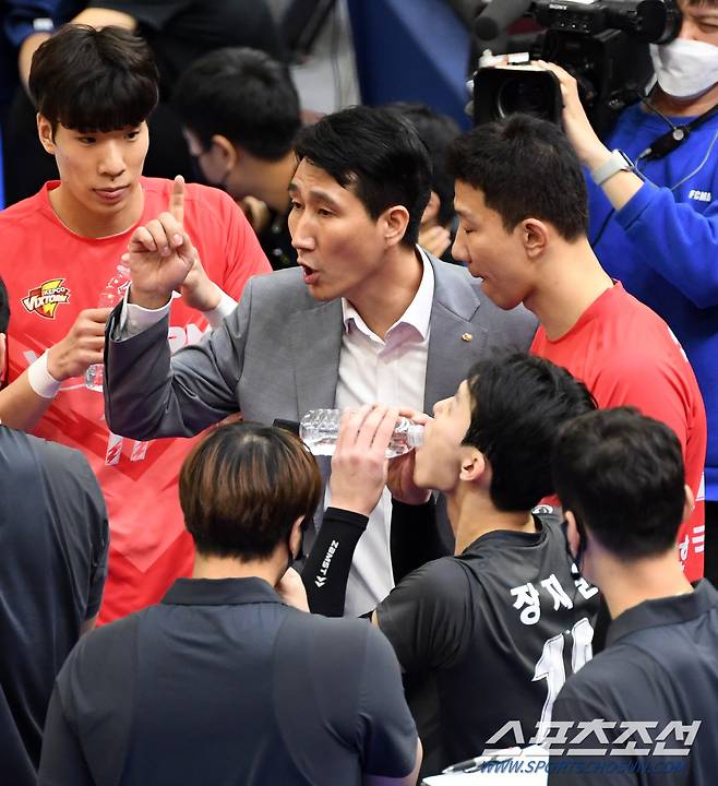 V리그 남자부 한국전력과 현대캐피탈의 경기가 23일 수원실내체육관에서 열렸다. 한국전력 권영민 감독이 작전 지시를 하고 있다. 수원=박재만 기자 pjm@sportschosun.com/2022.12.23/