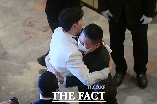 새신랑 박수홍과 포옹하는 강호동.