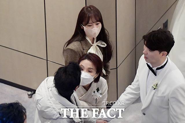 절친 박경림과 함께 하객 맞이하는 이수영.