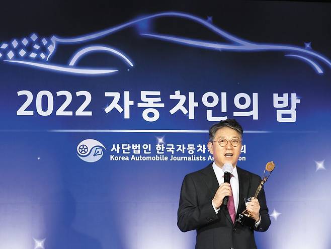 곽재선 KG그룹 회장은 21일 '2022 자동차인의 밤' 행사에서 공로상을 받은 뒤 "쌍용차 사명을 'KG모빌리티'로 바꾸겠다"고 말했다. /한국자동차기자협회