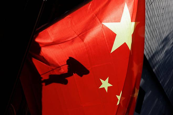 중국 베이징 거리에 걸려있는 오성홍기. 국기에 감시 카메라의 그림자가 드리워져 있다. /로이터 뉴스1