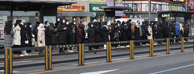 23일 오전 서울 지하철 3호선 불광역 인근 버스 정류장이 버스를 기다리는 시민들로 붐비고 있다. 이날 선로 화재로 3호선 구파발역-약수역 구간 열차 운행이 약 2시간 중단돼 출근길 시민들이 불편을 겪었다. /연합뉴스