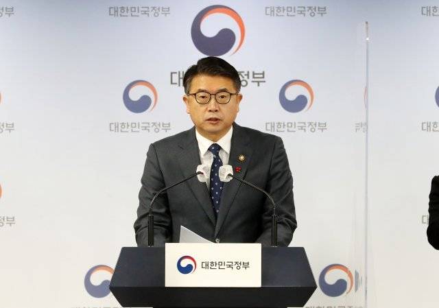 장상윤 교육부 차관이 22일 오전 서울 종로구 정부서울청사에서 2022 개정 초중등학교 교육과정 및 특수교육 교육과정 확정 발표를 하고 있다. 2022.12.22. 뉴시스