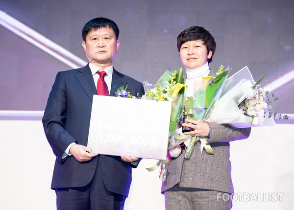 오규상 여자축구연맹 회장(왼쪽), 황인선 U-20 감독(오른쪽). 서형권 기자