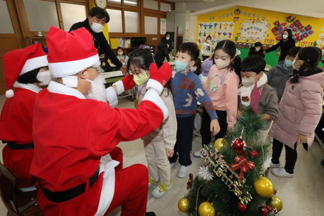 23일 대구의 한 초등학교 교실에서 방학식을 맞아 산타로 분장한 선생님들이 학생들에게 크리스마스 선물을 나눠주며 인사를 나누고 있다. 사진은 기사와 직접 관련 없음. 뉴스1