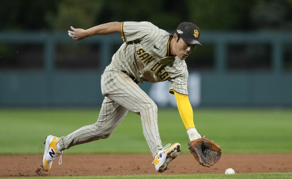 MLB 샌디에이고에서 뛰고 있는 김하성은 23일(한국시간) 열린 필라델피아와 NLCS 4차전에서 2안타 1타점으로 제목을 했다. 그러나 샌디에이고는 필라델피아에 6-10으로 져 시리즈 전적 1승 3패로 몰리게 됐다. [사진=뉴시스]