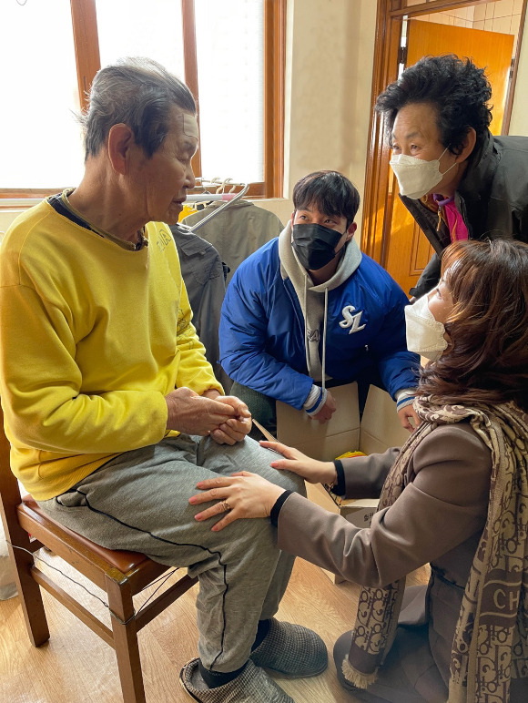 삼성 라이온즈 원태인(가운데)가 연고지역 소외 어르신을 직접 찾아 희망꾸러미를 전달했다. 이자리에는 지정식 대한적십자사 대구지사 사무처장과 김미영 헐커스 대표이사(사장)도 함께했다. [사진=삼성 라이온즈]