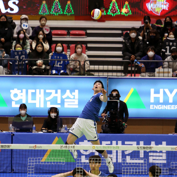 현대캐피탈 전광인이 23일 열린 한국전력과 원정 경기 도중 서브를 넣고 있다. [사진=현대캐피탈 스카이워커스 배구단]