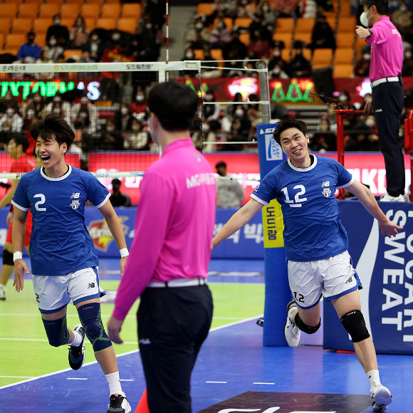 현대캐피탈 전광인(오른쪽)과 세터 이현승이 23일 열린 한국전력과 원정 경기 도중 공격 득점을 올린 뒤 환호하고 있다. [사진=현대캐피탈 스카이워커스 배구단]