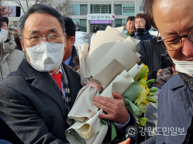 ▲ 염동열 전 국회의원이 영월교도소를 나와 꽃다발을 받고 있다.방기준