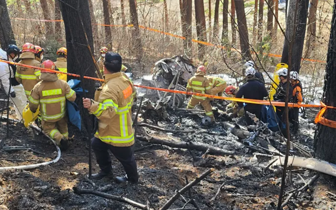 11월27일 발생한 양양 산불 계도 헬기 추락 사고현장에서 소방대원들이 주변을 수색하고 있다. 연합뉴스