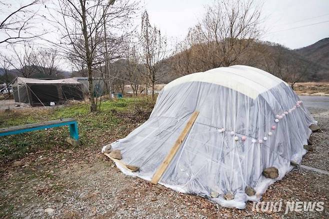 섬강 일대에 장기간 자리를 맡아둔 알박기 텐트가 설치돼 있다.