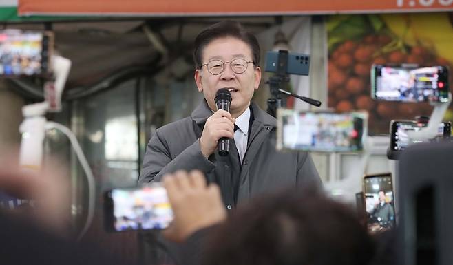 이재명 더불어민주당 대표가 22일 경북 안동시 중앙신시장을 방문한 자리에서 지지자와 시민들에게 인사말을 하고 있다. [사진 = 연합뉴스]