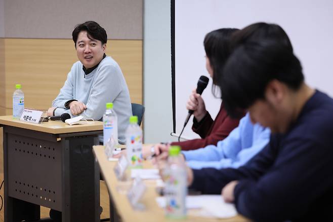 국민의힘 이준석 전 대표가 22일 오후 서울 성북구 고려대학교 정경관에서 정치외교학과 '한국의신보수주의' 주최로 열린 특별 강연 '보수주의의 길을 묻다'에서 학생 패널들의 질문을 받고 있다. [연합]