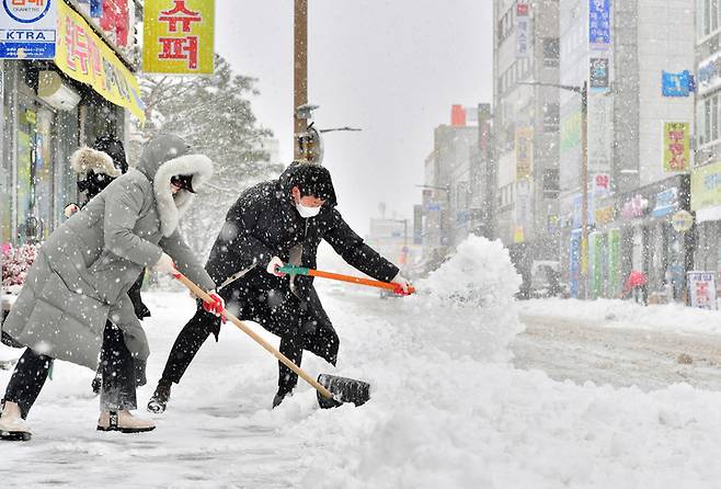 [장성=뉴시스] 23일 전남 장성군 북하면에 최고 40cm 폭설이 내린 가운데 장성군청 공무원들이 시가지 제설 작업을 하고 있다. (사진=장성군 제공) 2022.12.23. photo@newsis.com *재판매 및 DB 금지