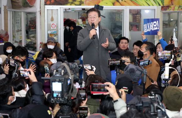 고향 안동 찾은 李 - 22일 경북 안동시 중앙신시장을 방문한 이재명 더불어민주당 대표가 검찰의 ‘성남FC 의혹’ 관련 소환 통보 소식을 듣고 “가장 불공정하고 몰상식한 정권이 바로 윤석열 정권”이라며 “이재명을 죽인다고 해서 그 무능함과 불공정함이 감춰지지 않는다”고 즉석 연설을 하고 있다.안동 연합뉴스