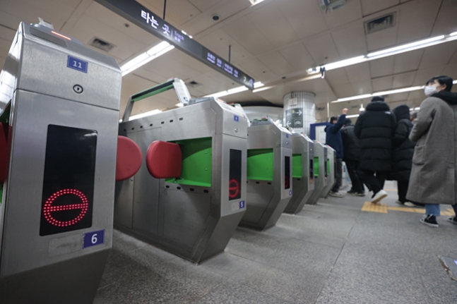 23일 오전 7시쯤 서울 지하철 3호선 무악재-독립문 구간에서 연기 발생으로 인해 열차 운행이 중단된 가운데, 전날 열차 고장으로 운행이 중단됐던 7호선의 상봉역 개찰구가 통제되고 있다. 연합뉴스