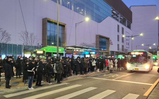 지하철 3호선 무악재역 선로 화재로 3호선 열차 운행이 중단된 23일 오전 서울 구파발역 주변 버스 정류장에서 시민들이 버스를 기다리고 있다. 연합뉴스