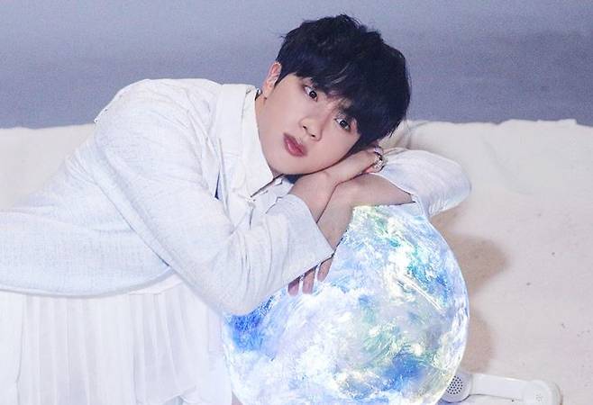 방탄소년단 진, 빌보드 선정 2022 최고의 K팝송 男솔로 최고 순위