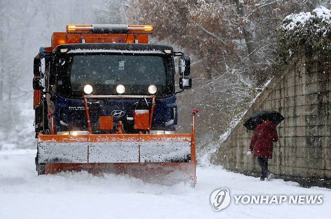 폭설에 제설작업 총력 (광주=연합뉴스) 대설주의보가 내린 22일 광주 북구 일곡동의 주택가 이면도로에서 북구청 건설과 도로관리팀 직원들이 제설차량을 이용해 제설작업을 하고 있다. 2022.12.22 [광주 북구 제공. 재판매 및 DB 금지] iny@yna.co.kr