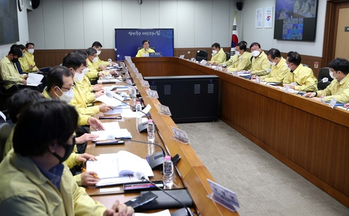 충남도 폭설·한파 대응회의 (홍성=연합뉴스) 23일 충남도청 영상회의실에서 충남도와 15개 시·군 단체장·부단체장들이 폭설 대응 긴급 점검회의를 하고 있다. 2022.12.23 [충남도 제공. 재판매 및 DB 금지]