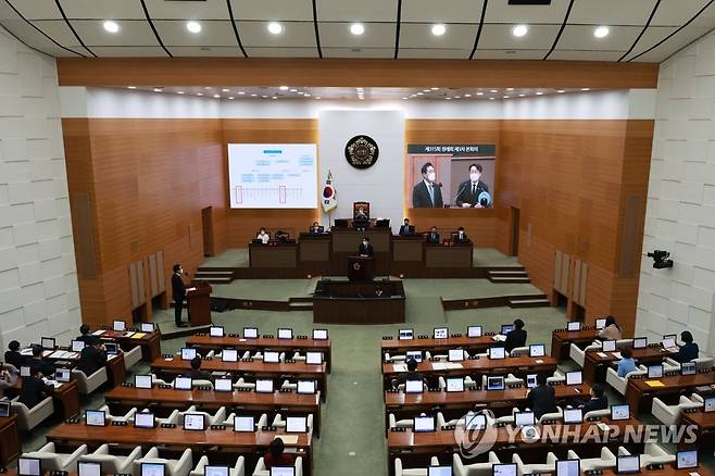 서울시의회 본회의 (서울=연합뉴스) 한종찬 기자 = 오세훈 서울시장이 16일 오전 서울 중구 서울시의회에서 열린 본회의 시정질문에서 박유진 의원 질문에 답하고 있다. 2022.11.16 saba@yna.co.kr