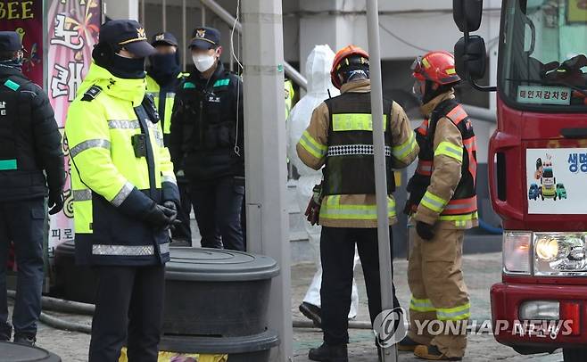 방화 현장 확인하는 경찰과 소방 당국 (대구=연합뉴스) 박세진 기자 = 23일 오후 대구 동구 신천동 한 화재 현장에서 경찰과 소방 당국이 현장을 확인하고 있다. 경찰과 소방 당국은 이날 1시 33분께 대구 동구 신천동 한 무도장에서 방화로 추정되는 화재로 1명이 숨지고, 2명이 다쳤다고 밝혔다. 경찰은 "몸에 불이 붙은 채 도주한 사람이 있다"는 목격자들 진술에 따라 방화 용의자를 추적하고 있다. 2022.12.23 psjpsj@yna.co.kr