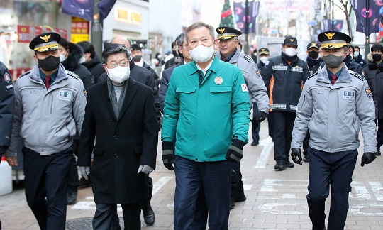 이상민 행정안전부 장관이 23일 서울 중구 명동거리에서 중구청·소방·경찰 등과 인파밀집 안전관리 실태를 점검하고 있다. 사진=뉴시스