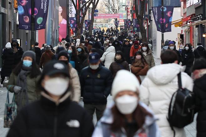 크리스마스를 이틀 앞둔 23일 오후 서울 중구 명동거리가 외국인관광객과 시민들로 북적이고 있다. (사진=뉴스1)